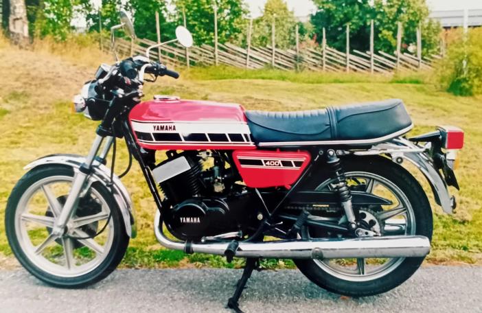 Bruce Lee kjørte en Yamaha RD400 i filmen "Game of Death" fra 1978.