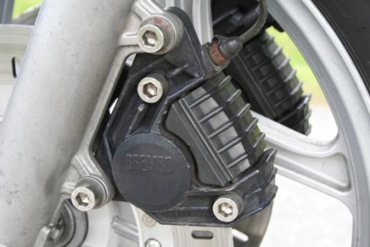 Doble skiver foran med Brembo sørger for solid bremsekapasitet