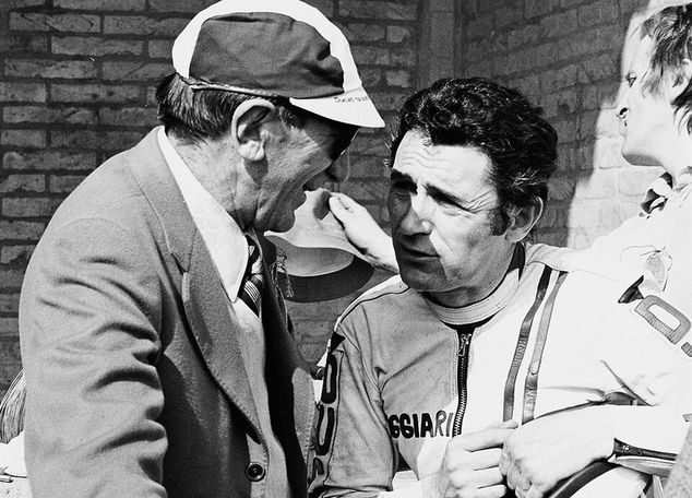 Ingeniør Fabio Taglioni (t.v) i samtale med fabrikkfører Bruno Spaggiari på Imola i 1974
