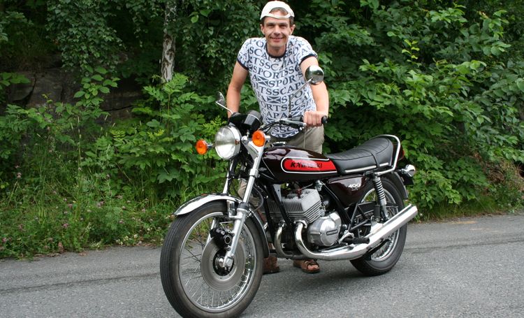 -Når han parkerer Kawasakien stimler folk sammen for å se