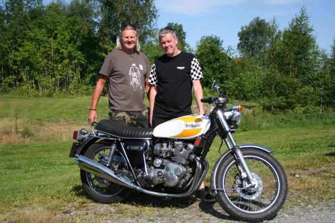 Jens Hovind og Lornts Bruem fra styret i Triumph-klubben med en flott Triumph T-160