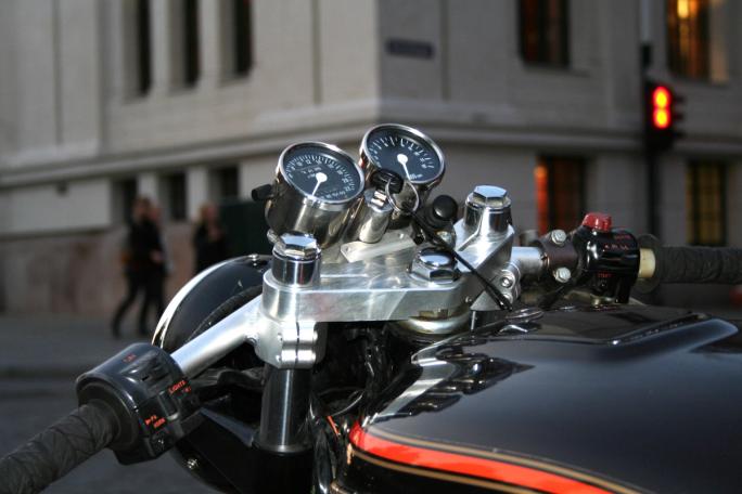 Små runde analoge klokker i chrom kler denne typen motorsykkel