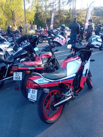 Blårøyk fra 80-tallet representert ved et par hvasse 2-taktere fra Yamaha