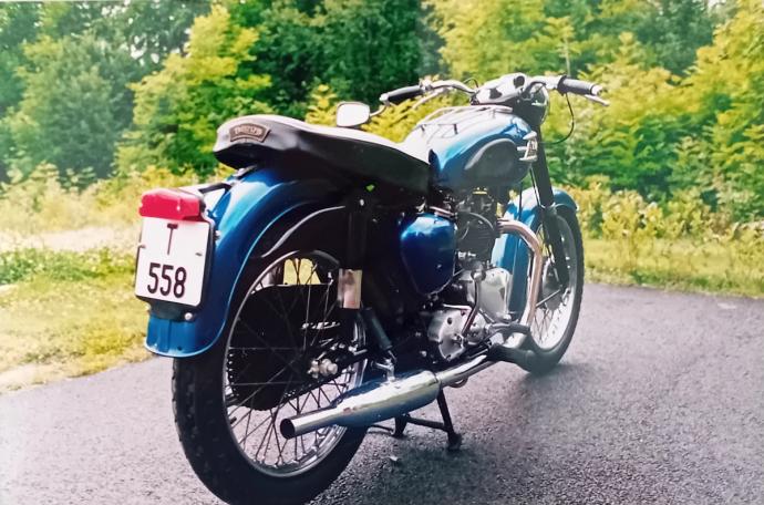 Twin-motoren i singelramma ga høy effekt, lav vekt, og en toppfart på rundt 150 km/t