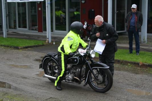 Jessica Schaarschmidt på BMW R51/2 får sine siste instruksjoner av Henning Trulsrud
