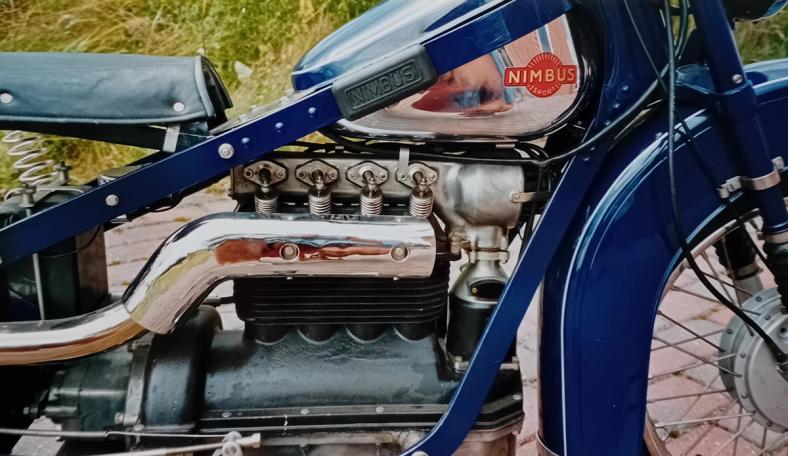 Overliggende kamaksel og åpne ventilfjærer