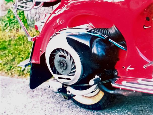 Vespa benyttet 2-taktere med ulikt slagvolum, og motoren var plassert på høyre side