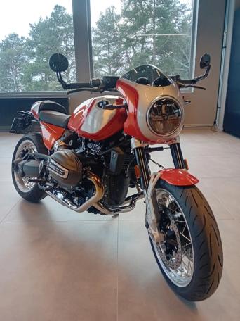 Med retroen R12S hyller BMW sitt eget ikon R90Sport.
