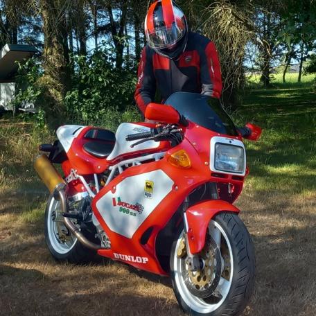 Ducati-mc, Ducati-kjøredress, og Ducati-hjelm; gjennomført hele veien