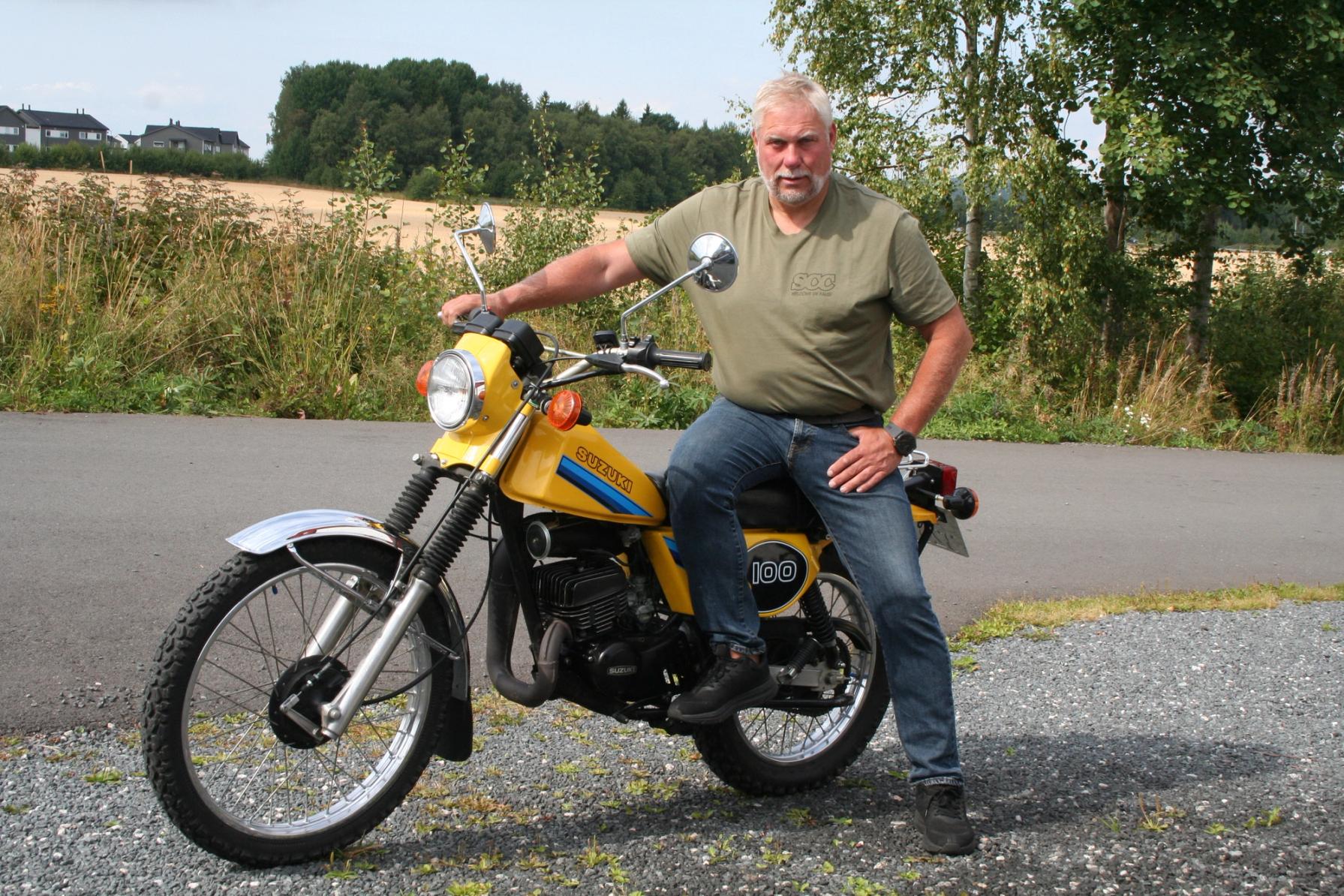 Guttedrømmen; en signalgul Suzuki ER100