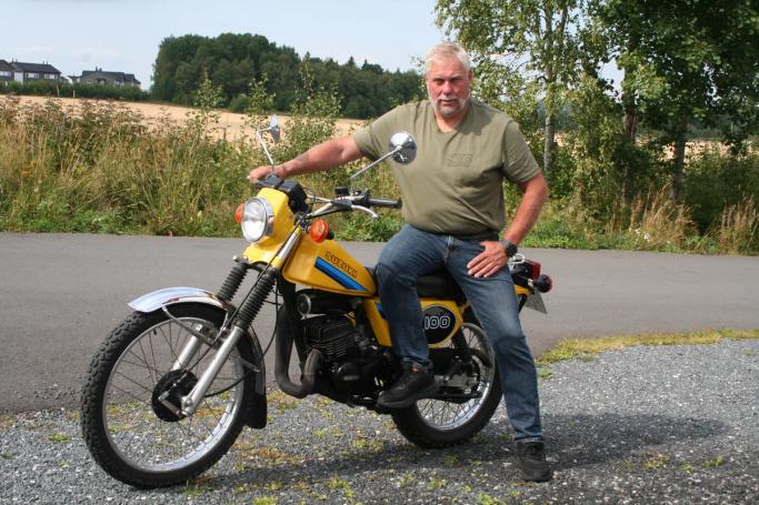 Guttedrømmen; en signalgul Suzuki ER100
