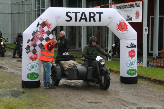 Frank Gebler fra Tyskland på sin BMW R75 1942-modell, med kurs for Trondheim