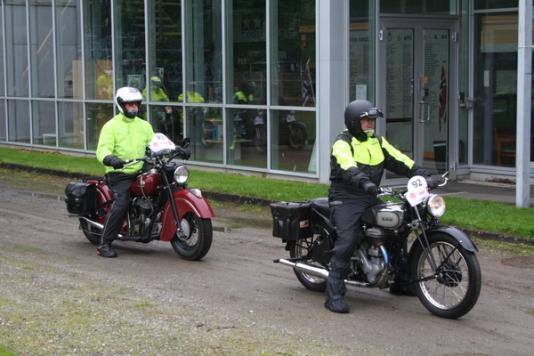 Peder Olsen (t.v) og Trond Helge Skretting ruller inn mot start på hhv. Indian og Norton