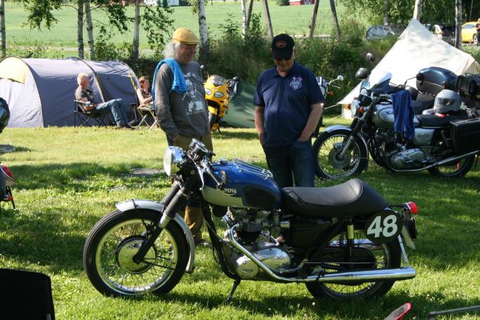 Børje Kollnert (t.h) fra Sverige med sin originale Triumph Thruxton 650