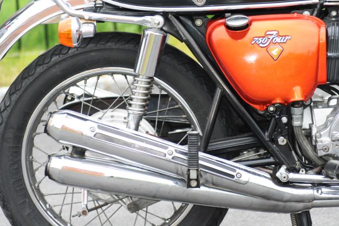 4-4 eksosanlegg med 2 potter på hver side understreket at motoren var 4-sylindret