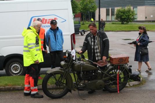 Edwin Keijser (Nederland) gjør sine siste justeringer på Harleyen før start