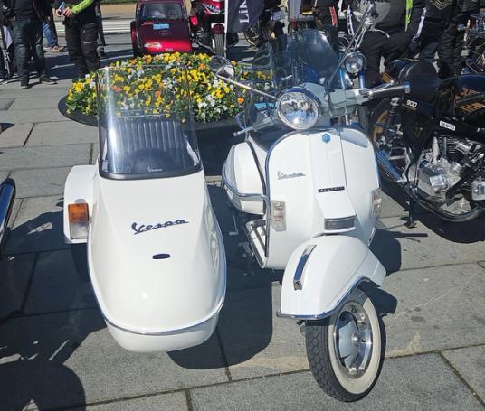 Vespa PX 200 with sidecar