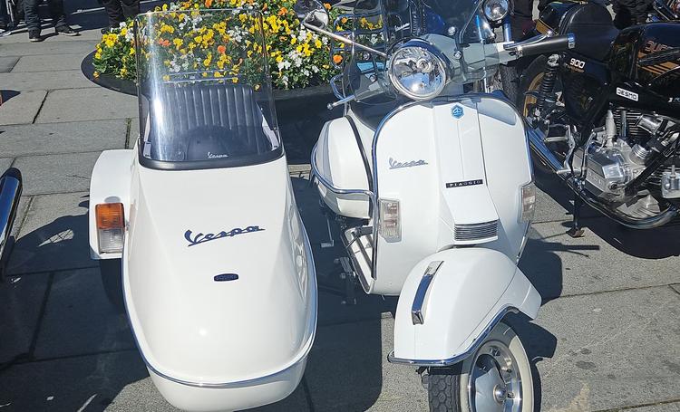 Vespa PX 200 with sidecar