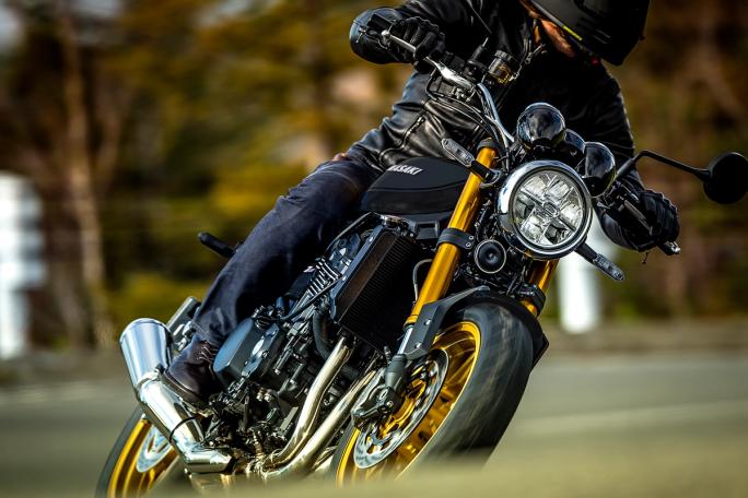 Tross moderne teknologi som bl.a. opp-nedgaffel, oser det nostalgi av Z900RS