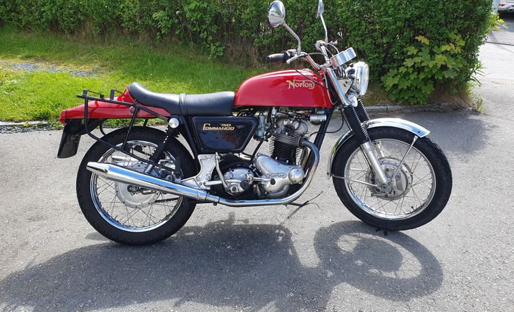 Norton Commando LR Fastback 750