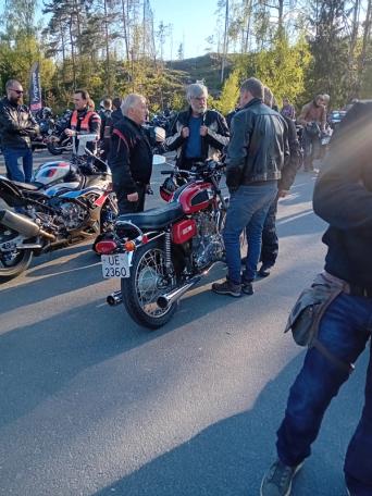 Erfaringer og ideer utveksles over bensintanken på en BSA Rocket 3.