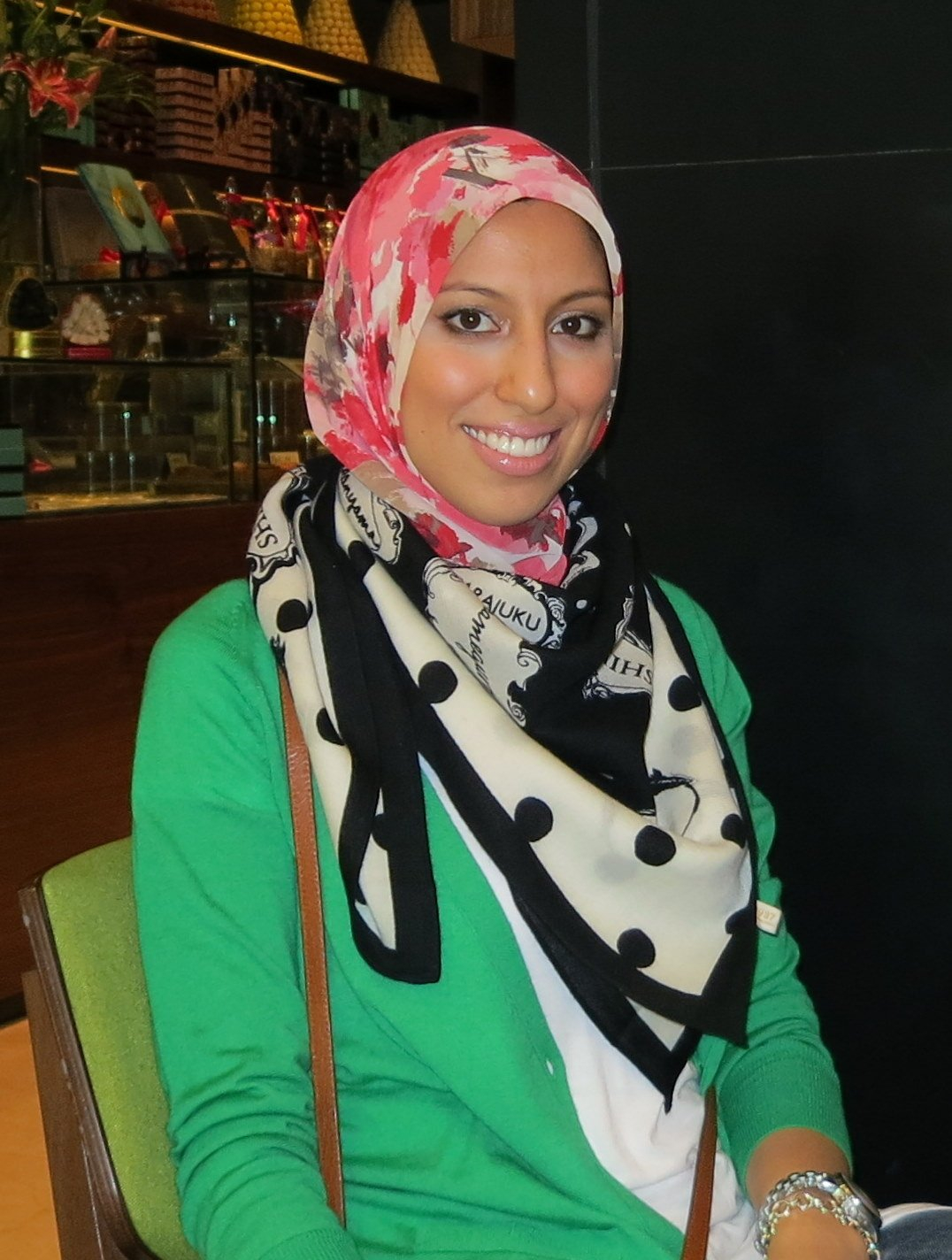 A Hijabi's Guide on How to Wear Neck Scarves with Hijab!