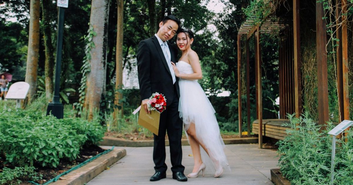 Getting Married in Singapore as a Foreigner or PR: What to Know. Photo by Salemi Wenda on Unsplash.
