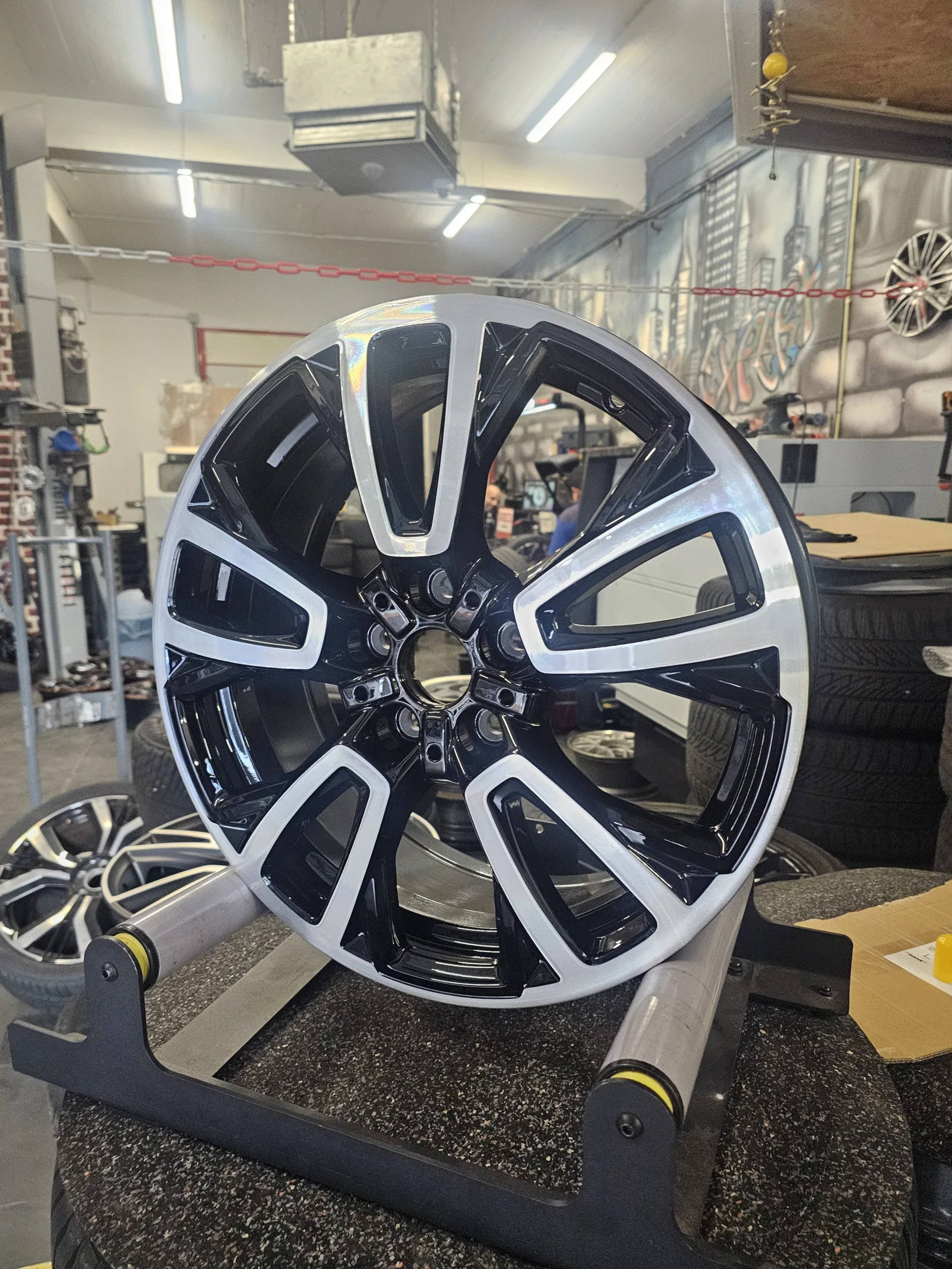 Afgedraaide velg in de werkplaats