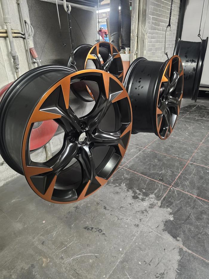 Velgen in zwart met een oranje accent
