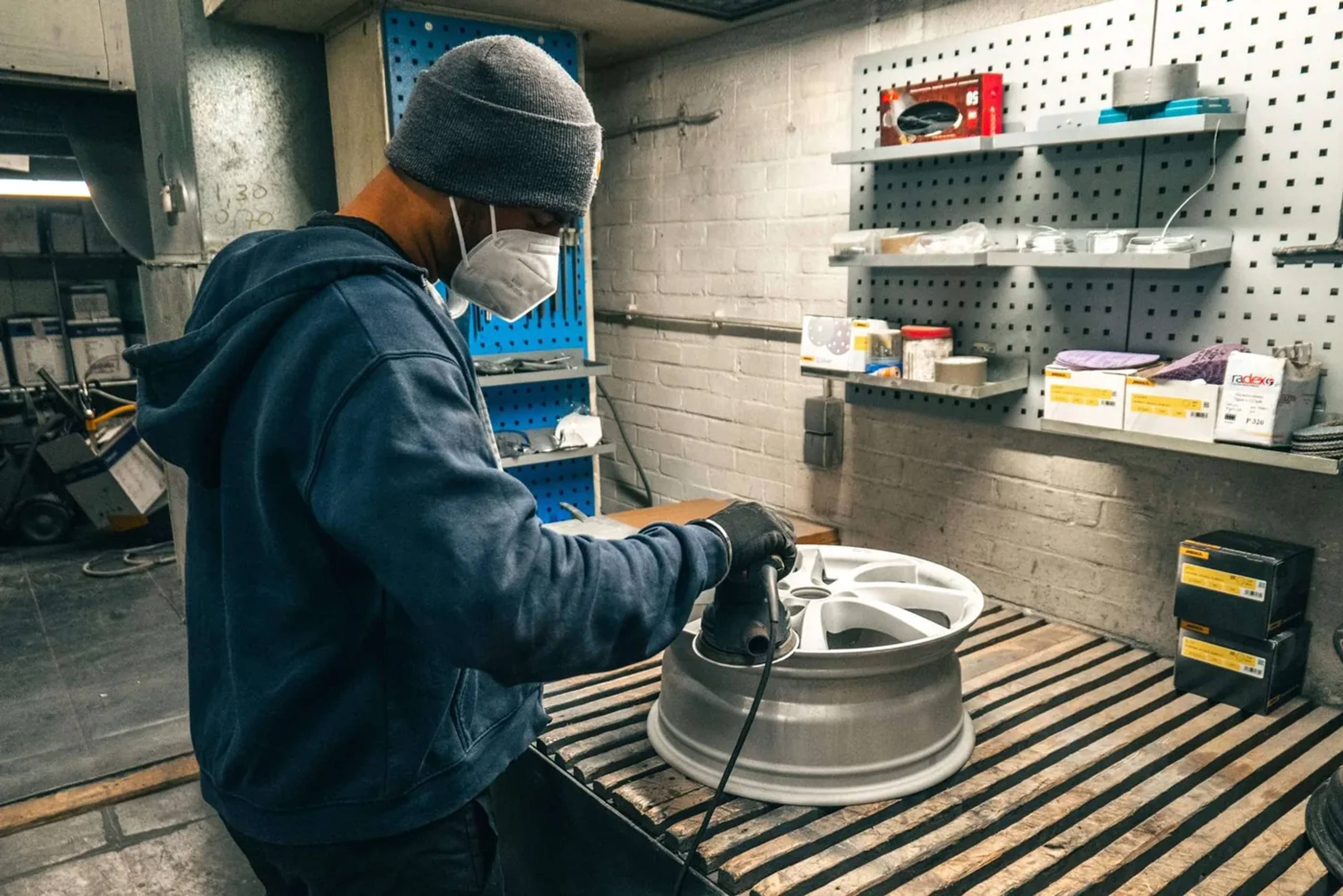 Herstel van stoeprandschade aan een velg