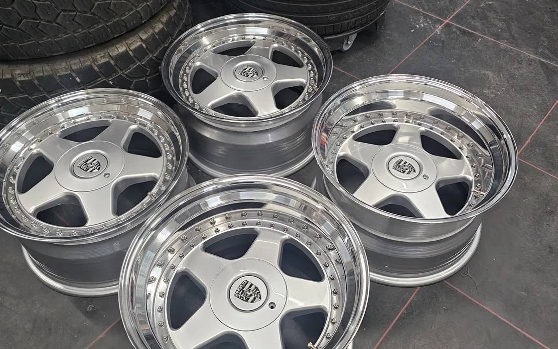 Gepolijste split-rim velgen met spiegelglans