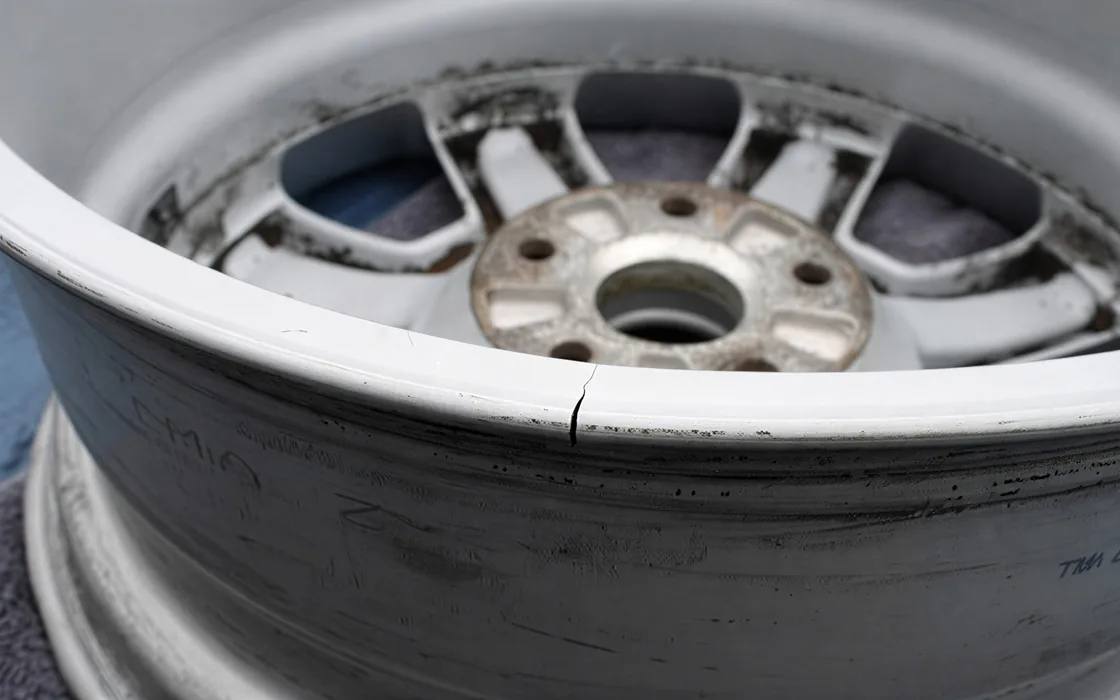 Velg wordt gelast in de werkplaats