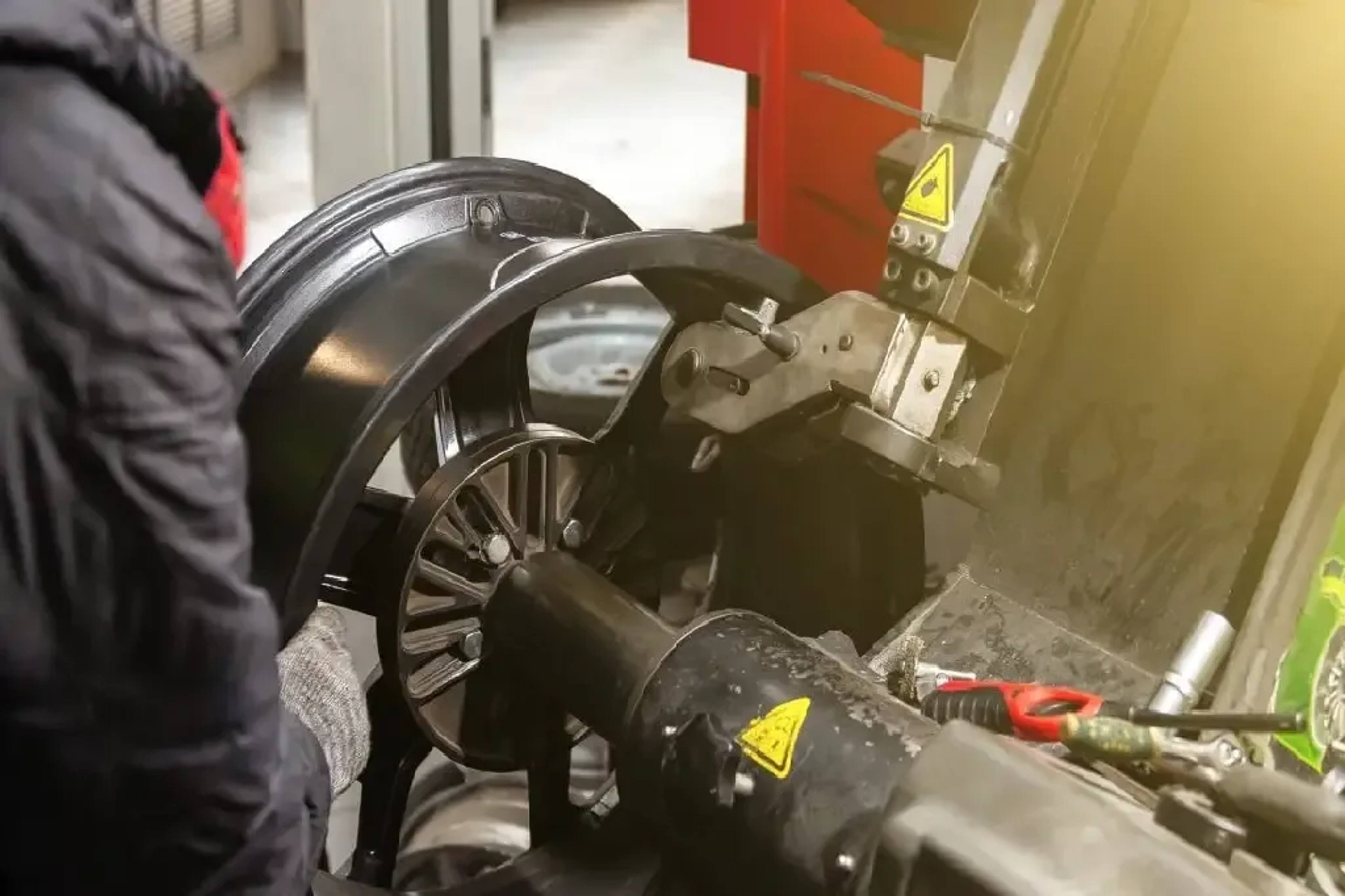 Velg opgespannen op de richtbank