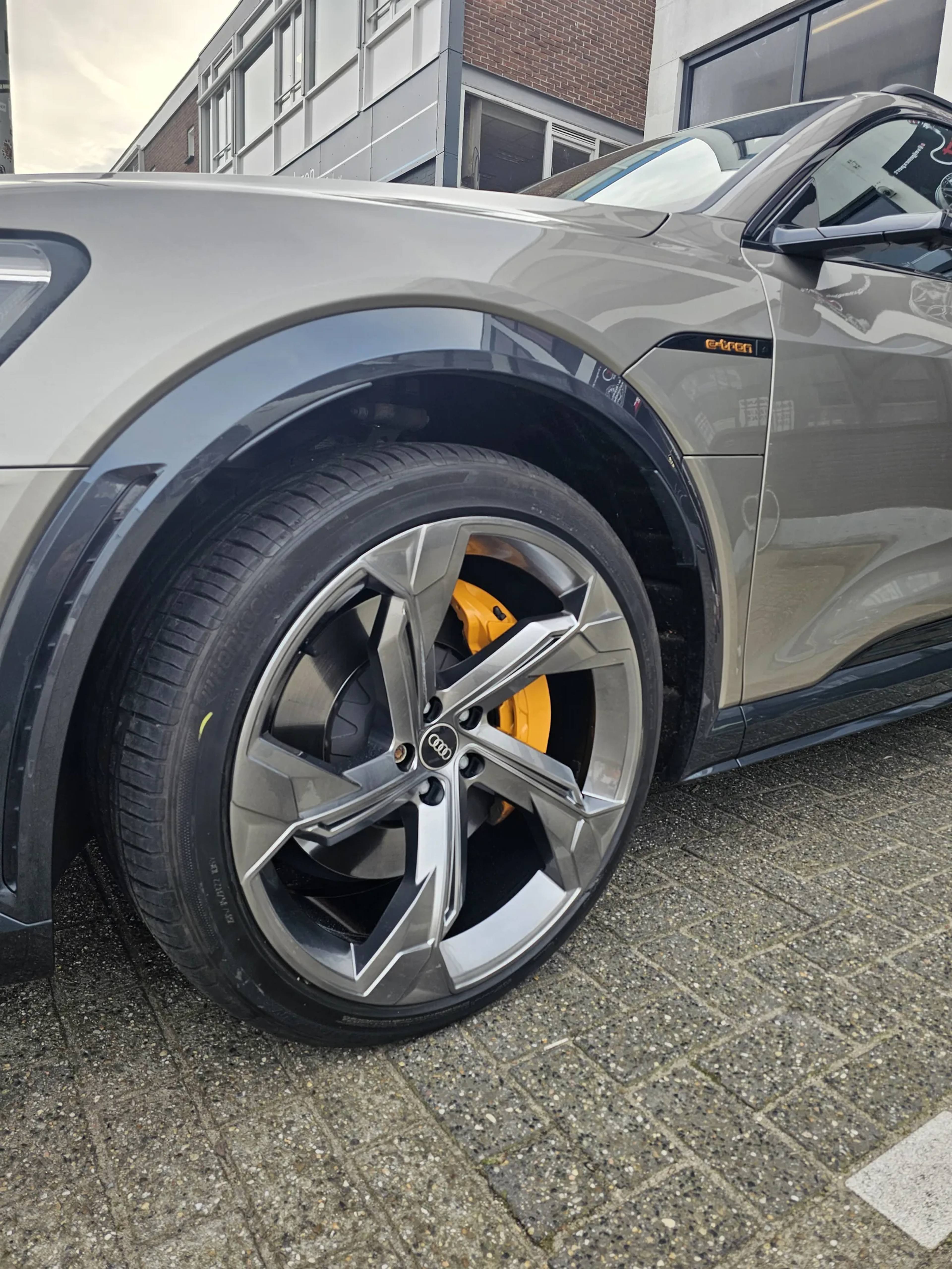 Gepoedercoate velg op de auto