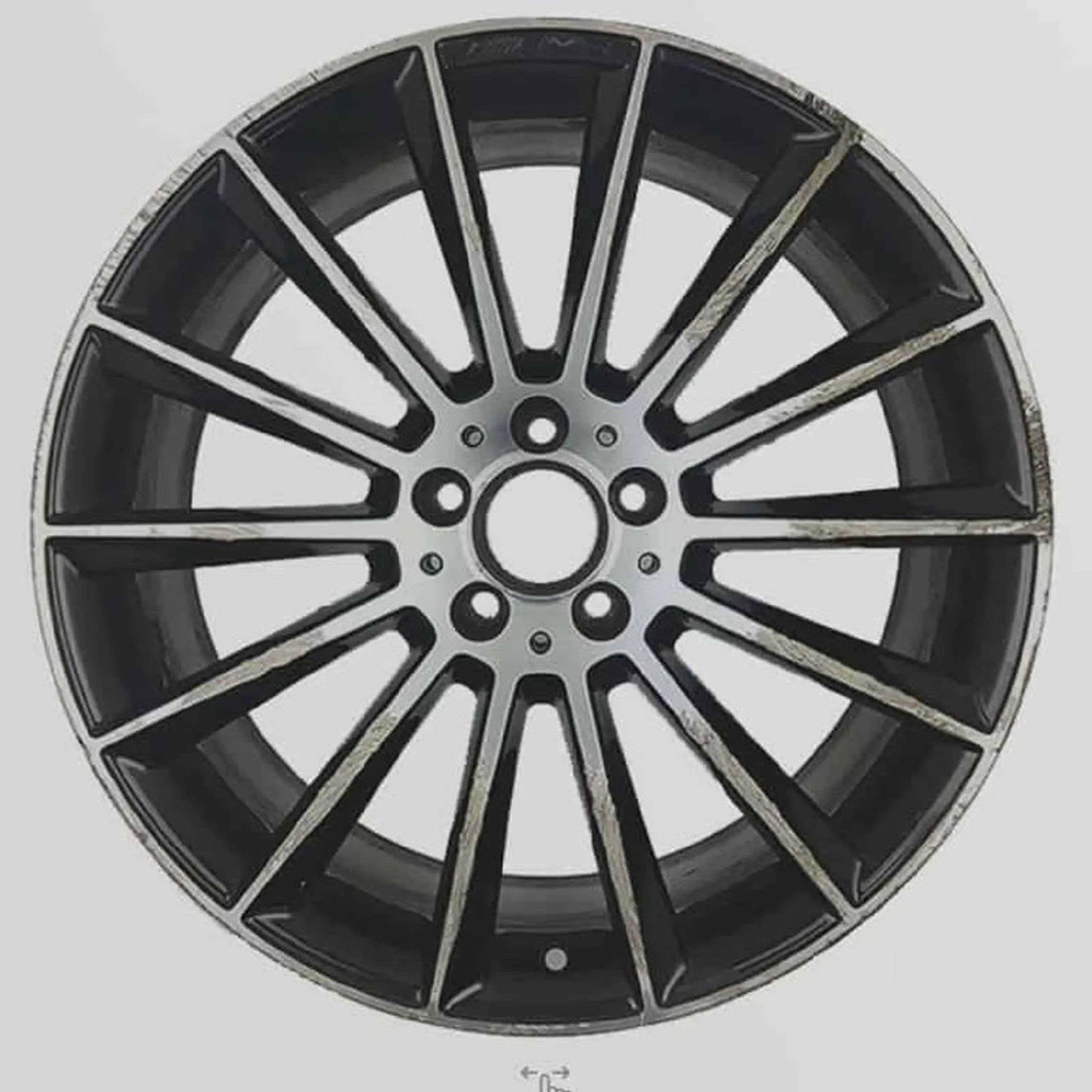 Diamond-cut velg met corrosie en slijtage, voor behandeling