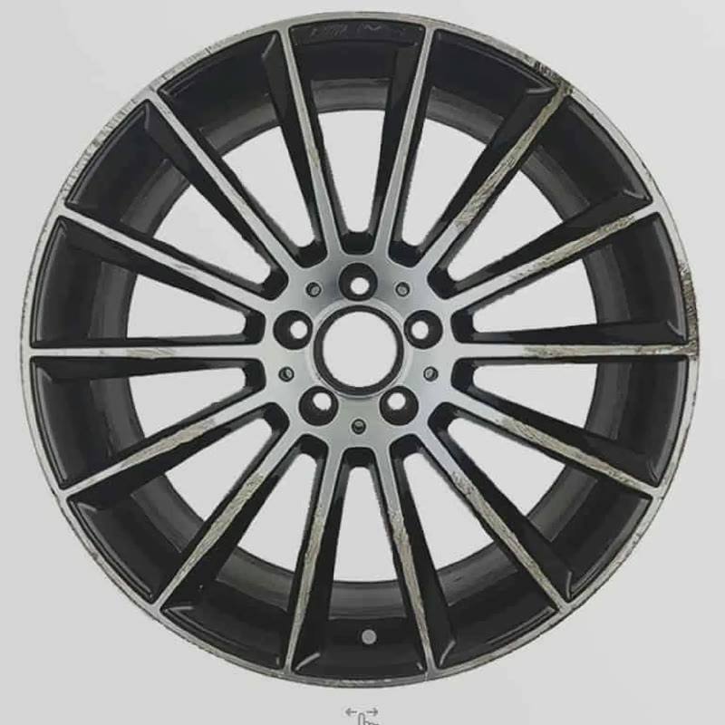 Diamond-cut velg met corrosie en slijtage, voor behandeling