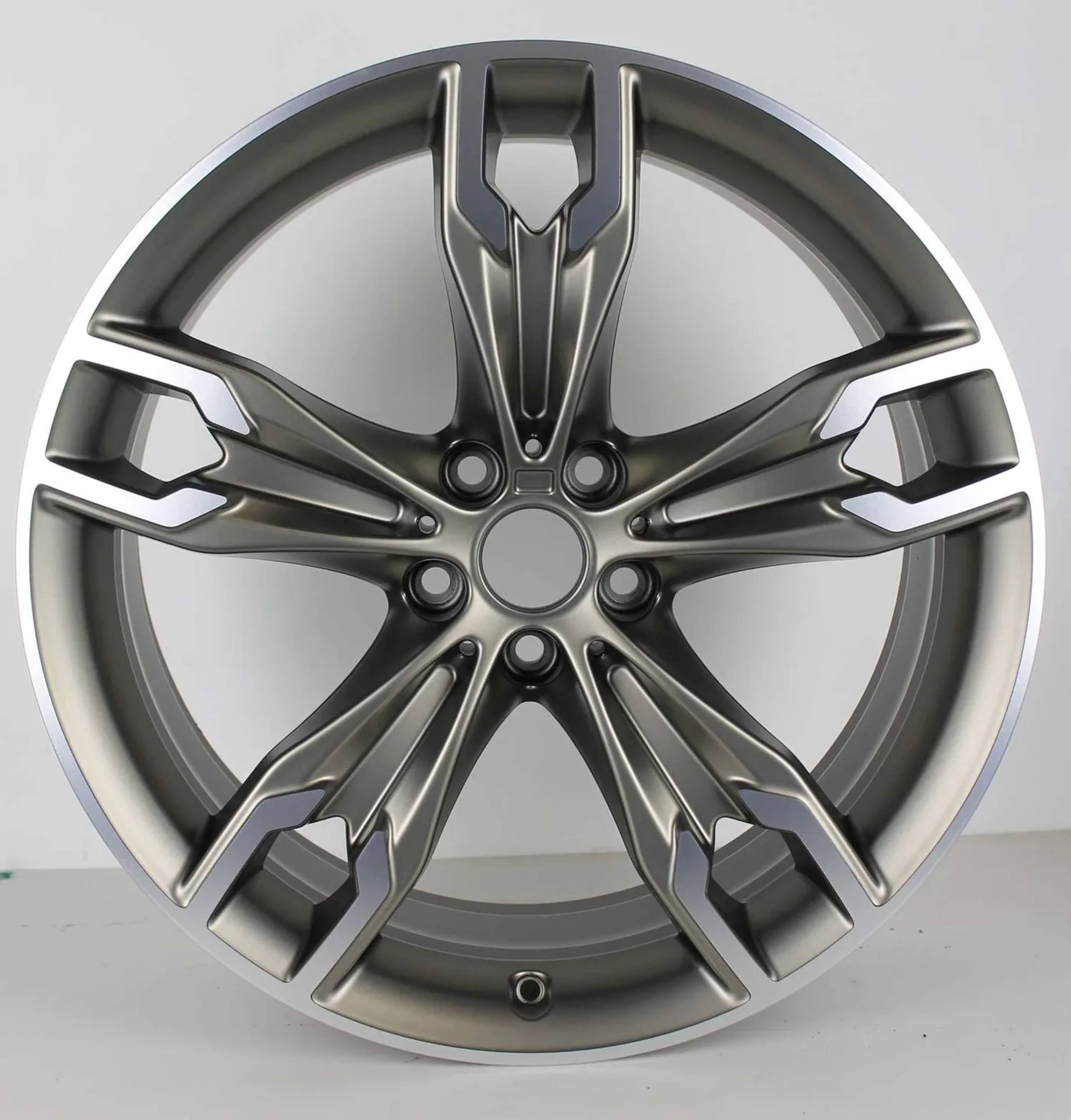 BMW velg gestraald en gepoedercoat CNC hersteld, na de behandeling