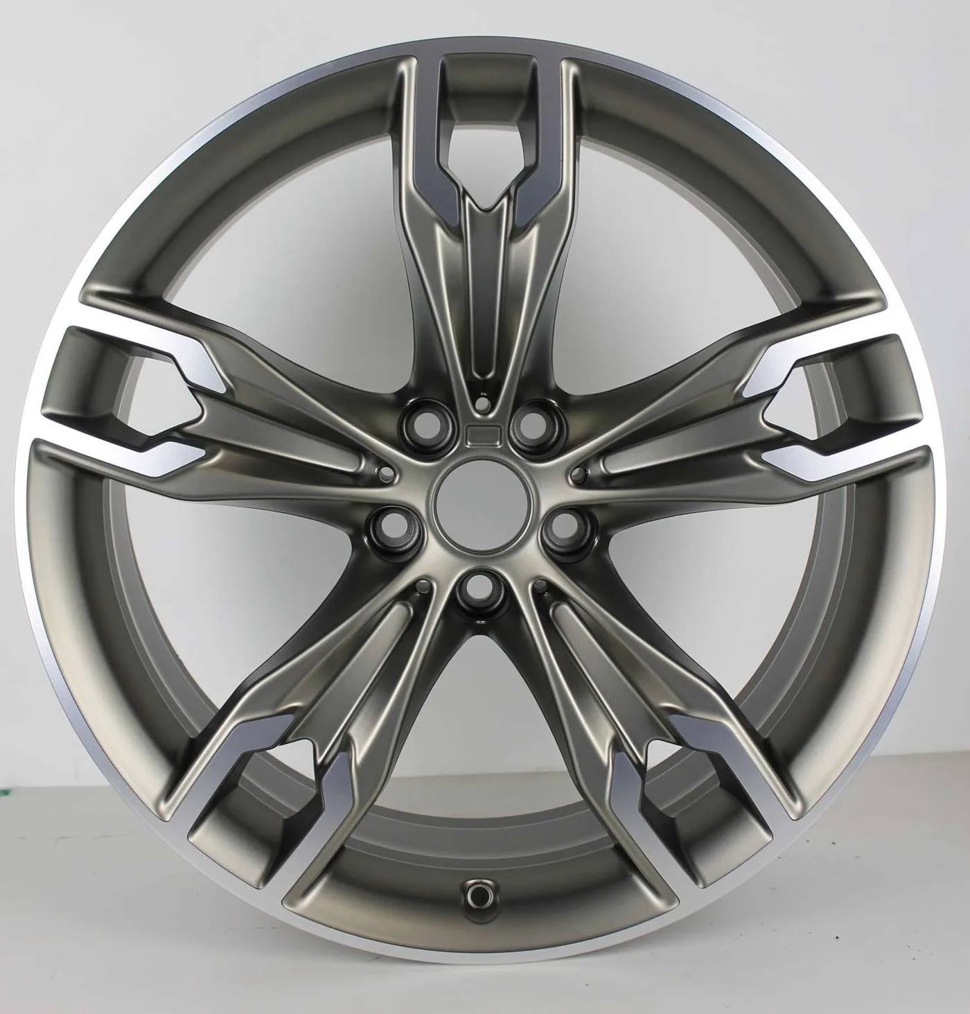 BMW velg gestraald en gepoedercoat CNC hersteld, na de behandeling