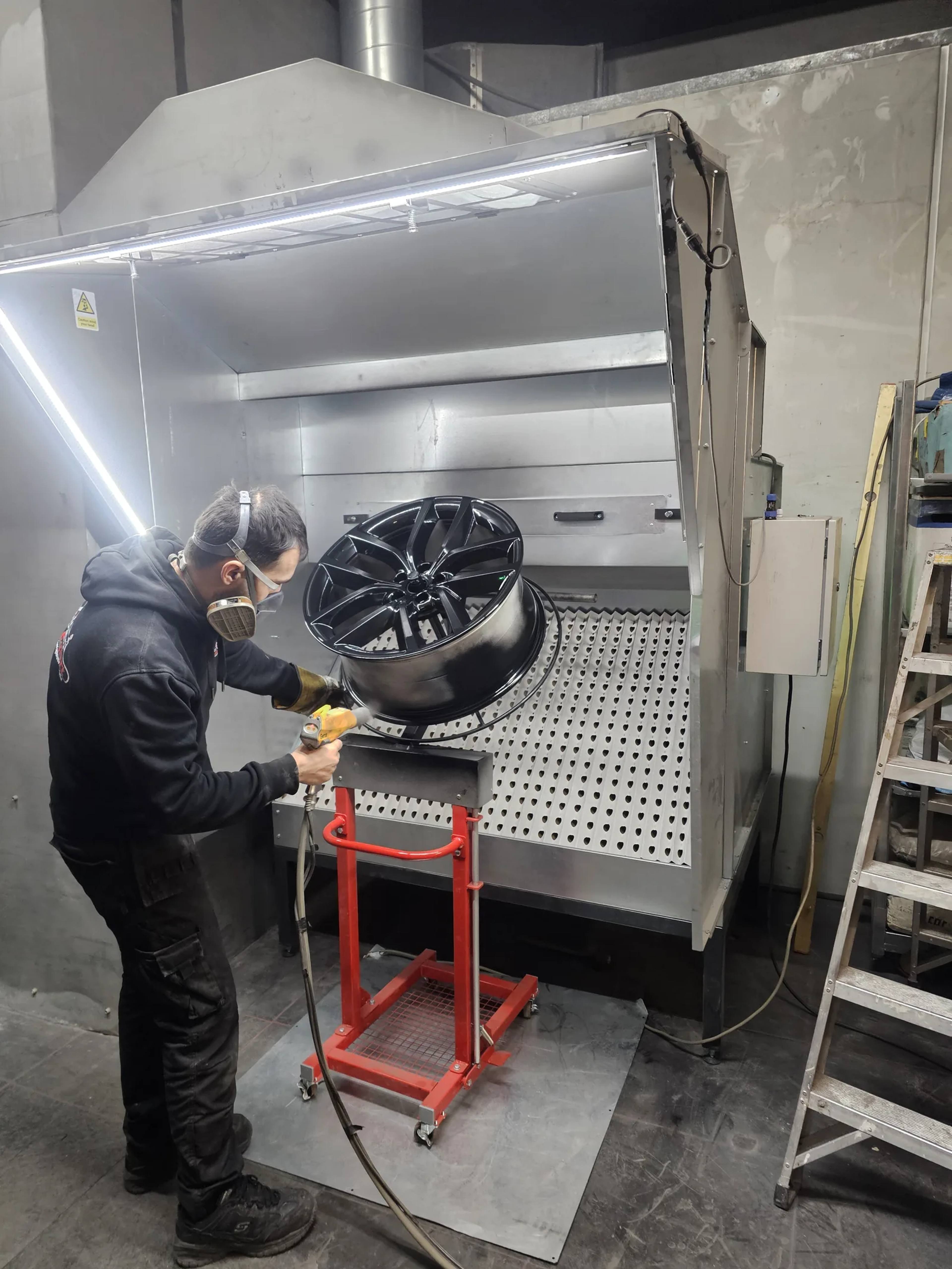 Velg wordt gepoedercoat in de cabine