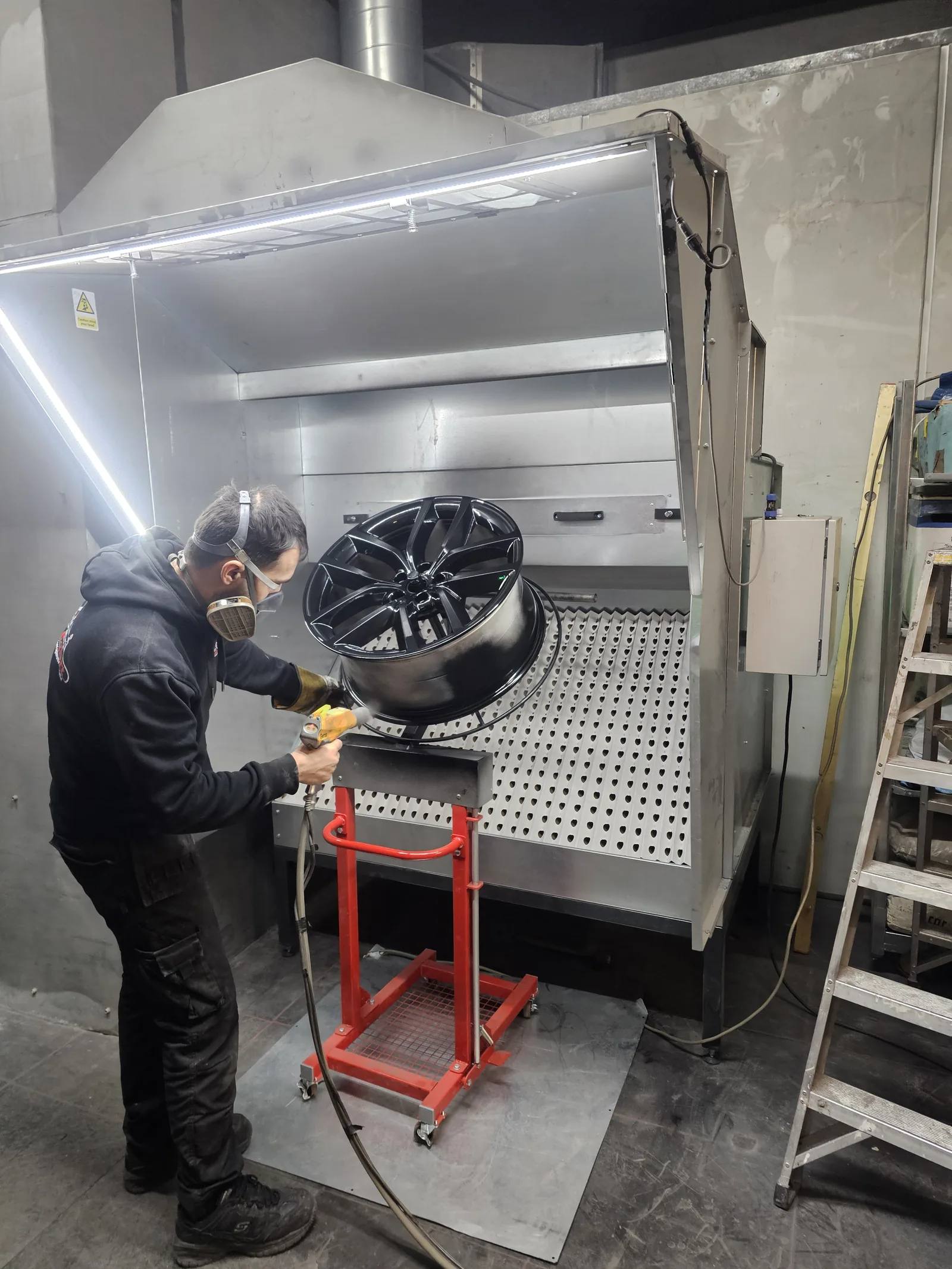Velg wordt gepoedercoat in de cabine
