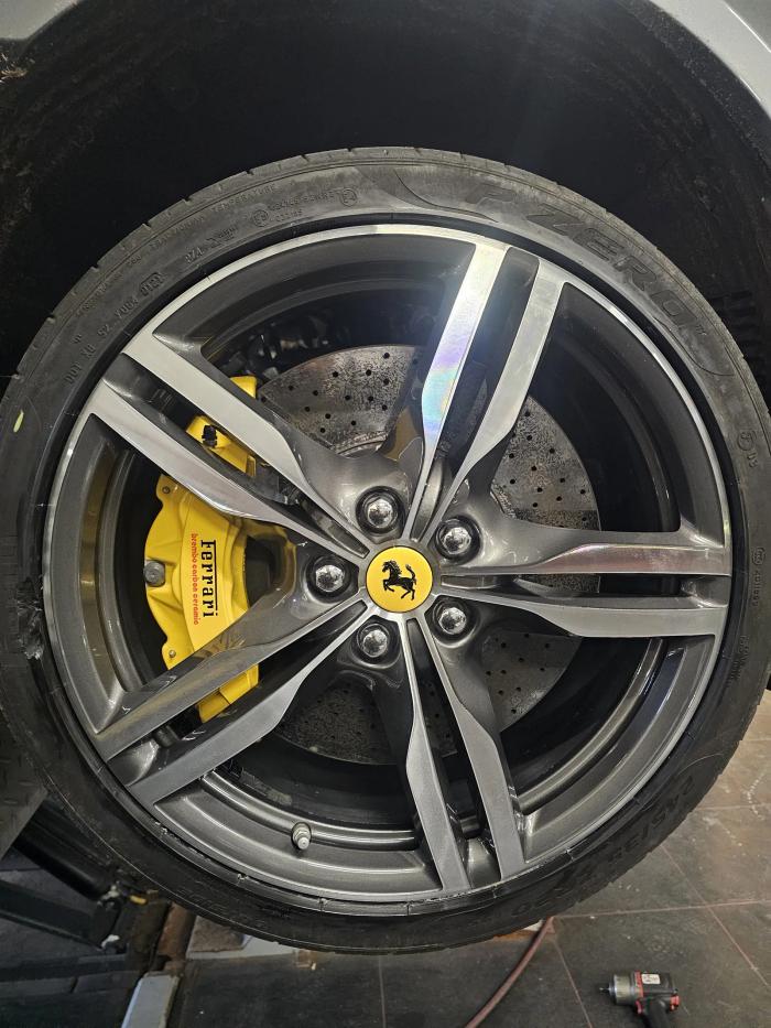 Velg met gele remklauw erachter
