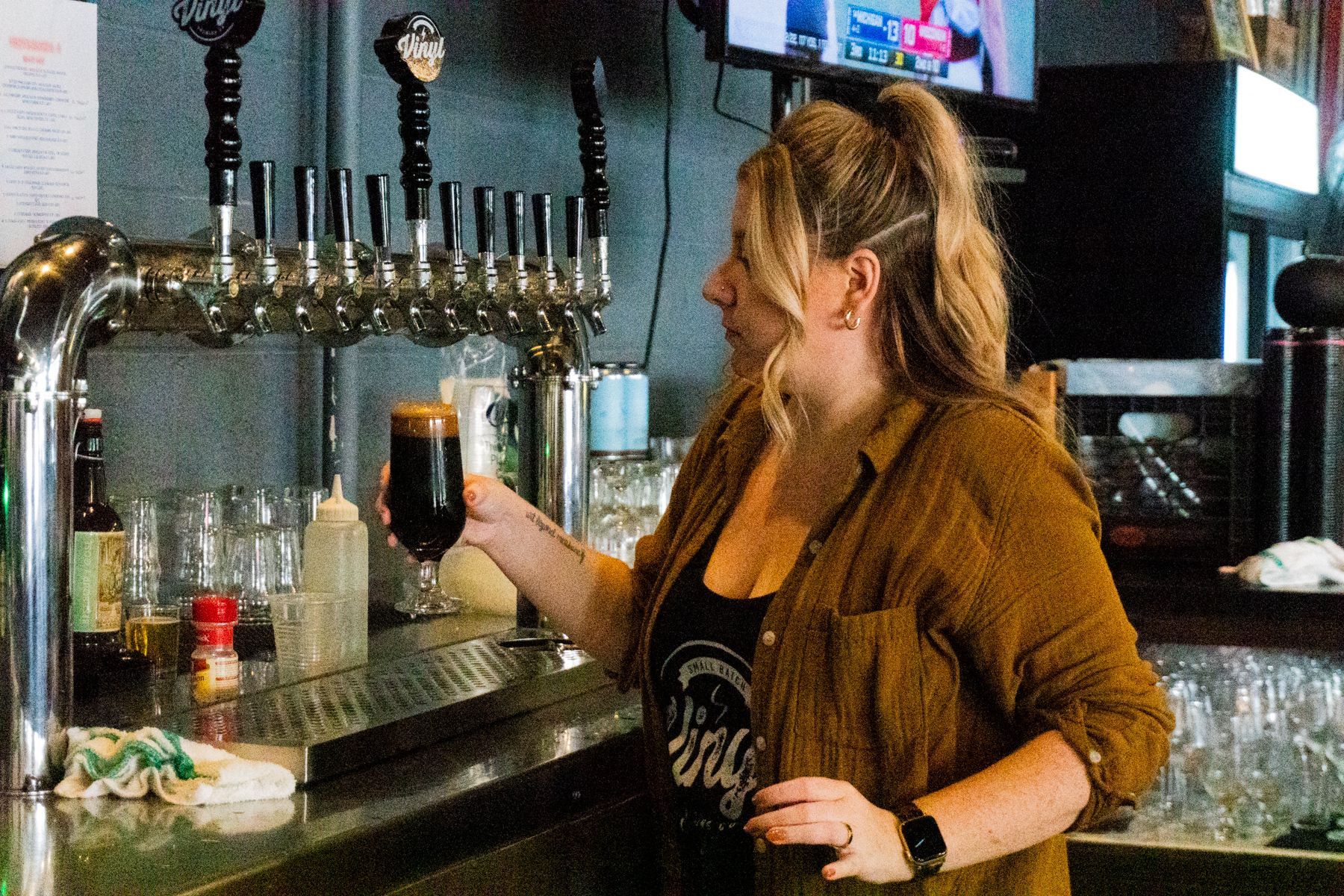 Kylene pouring a stout during Vinyl Brewing's VinylMania event in 2021