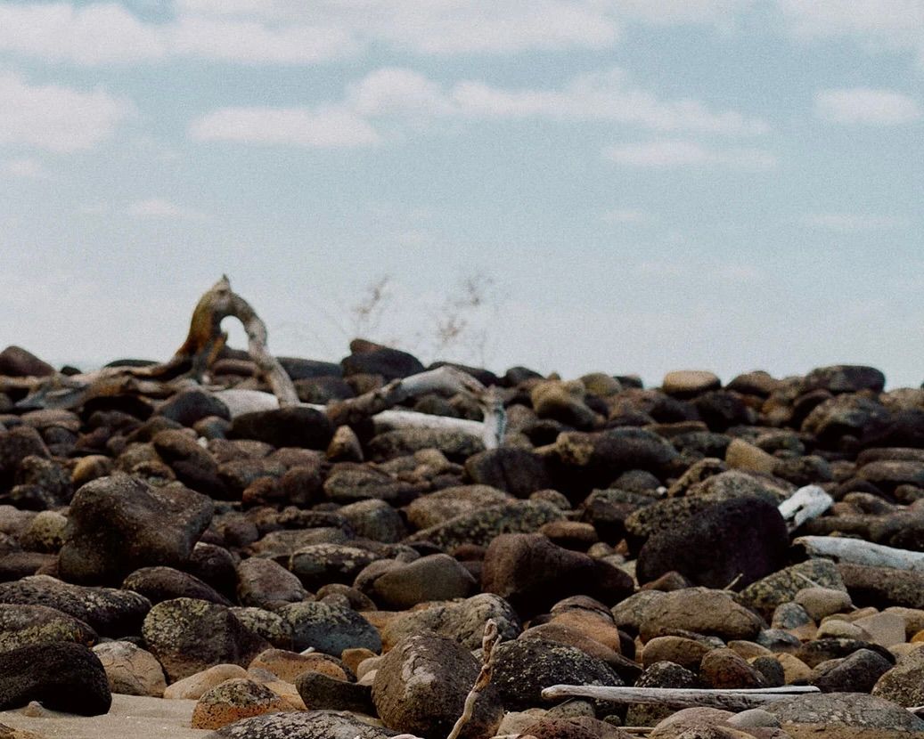 A rocky beach photo in Raglan, New Zealand 