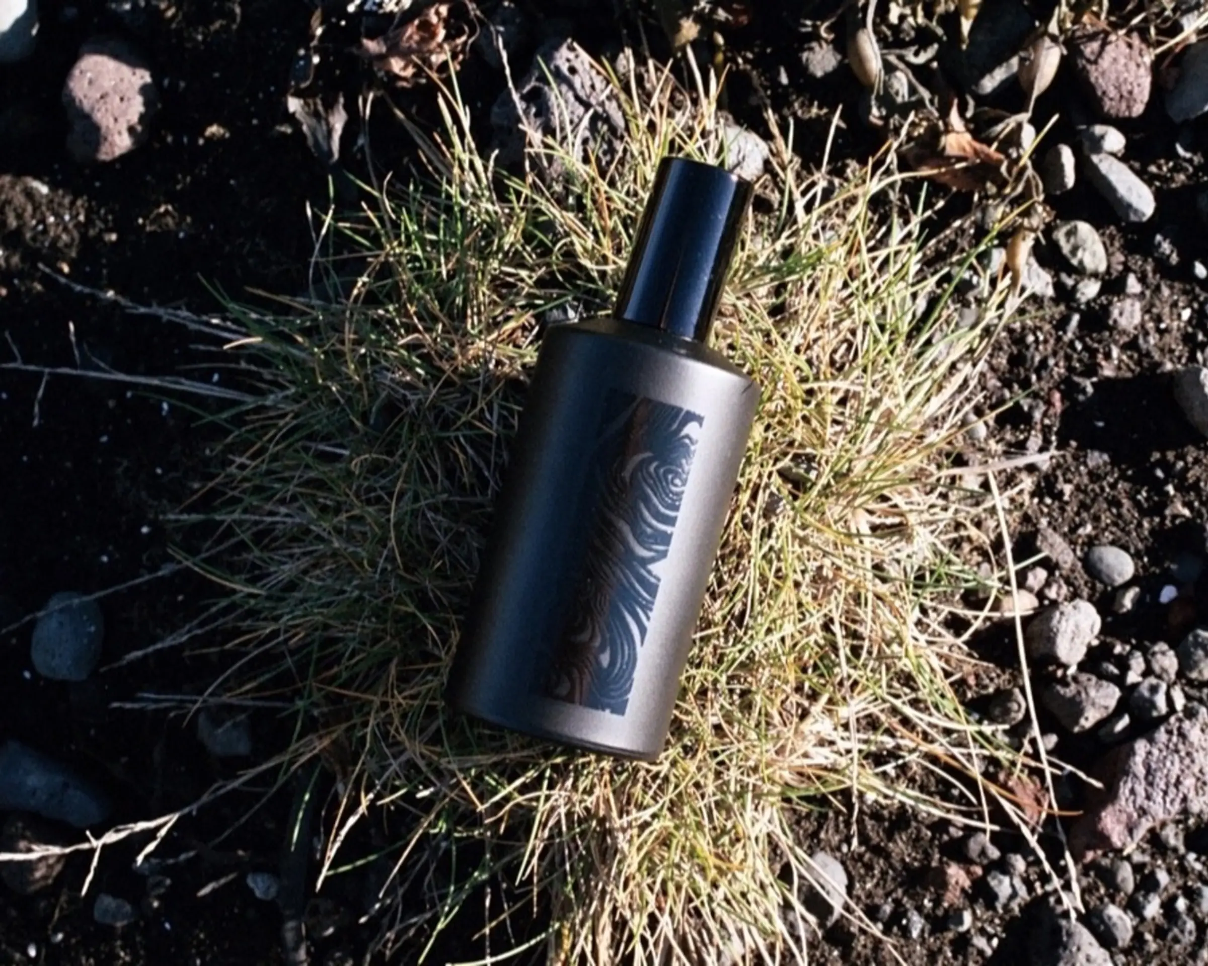 Bottle of Fischersund Foothold on a grass patch with rocks underneath