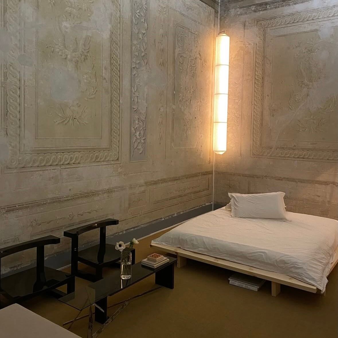 Studio Sutram Canvas duvet cover and pillowcases in 300 thread count organic cotton percale, photographed at Numeroventi in Florence, Italy. GOTS-certified, Fairtrade-certified and made in India.