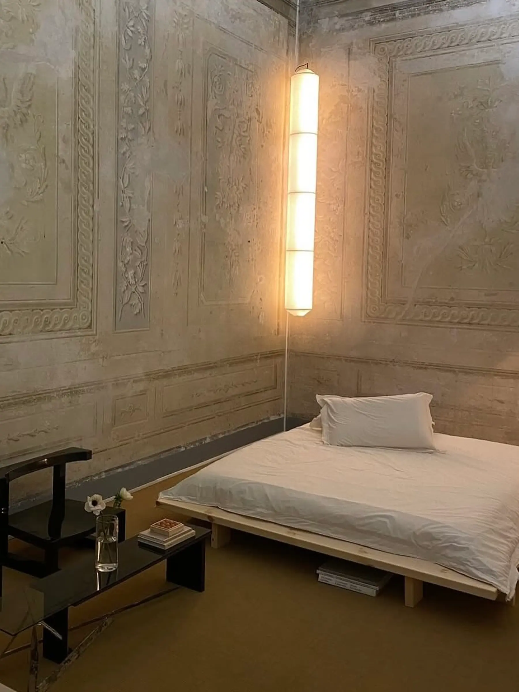 Studio Sutram Canvas duvet cover and pillowcases in 300 thread count organic cotton percale, photographed at Numeroventi in Florence, Italy. GOTS-certified, Fairtrade-certified and made in India.