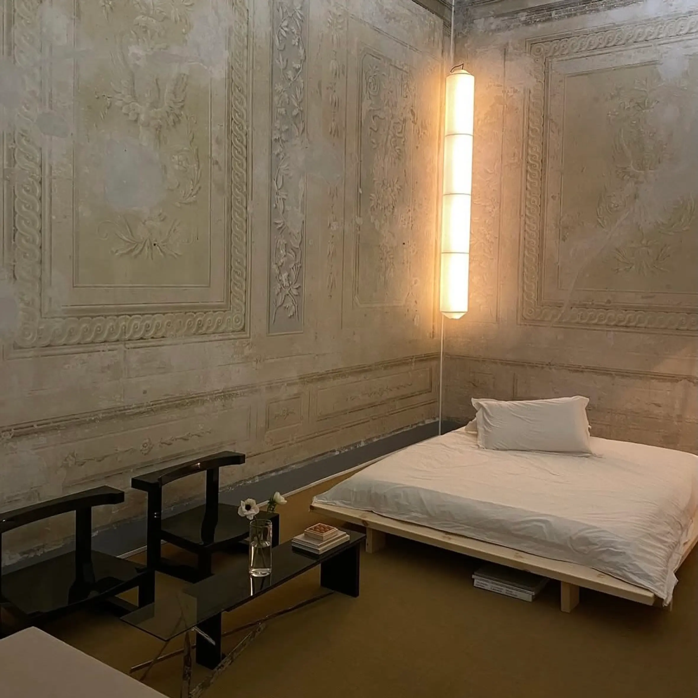 Studio Sutram Canvas duvet cover and pillowcases in 300 thread count organic cotton percale, photographed at Numeroventi in Florence, Italy. GOTS-certified, Fairtrade-certified and made in India.