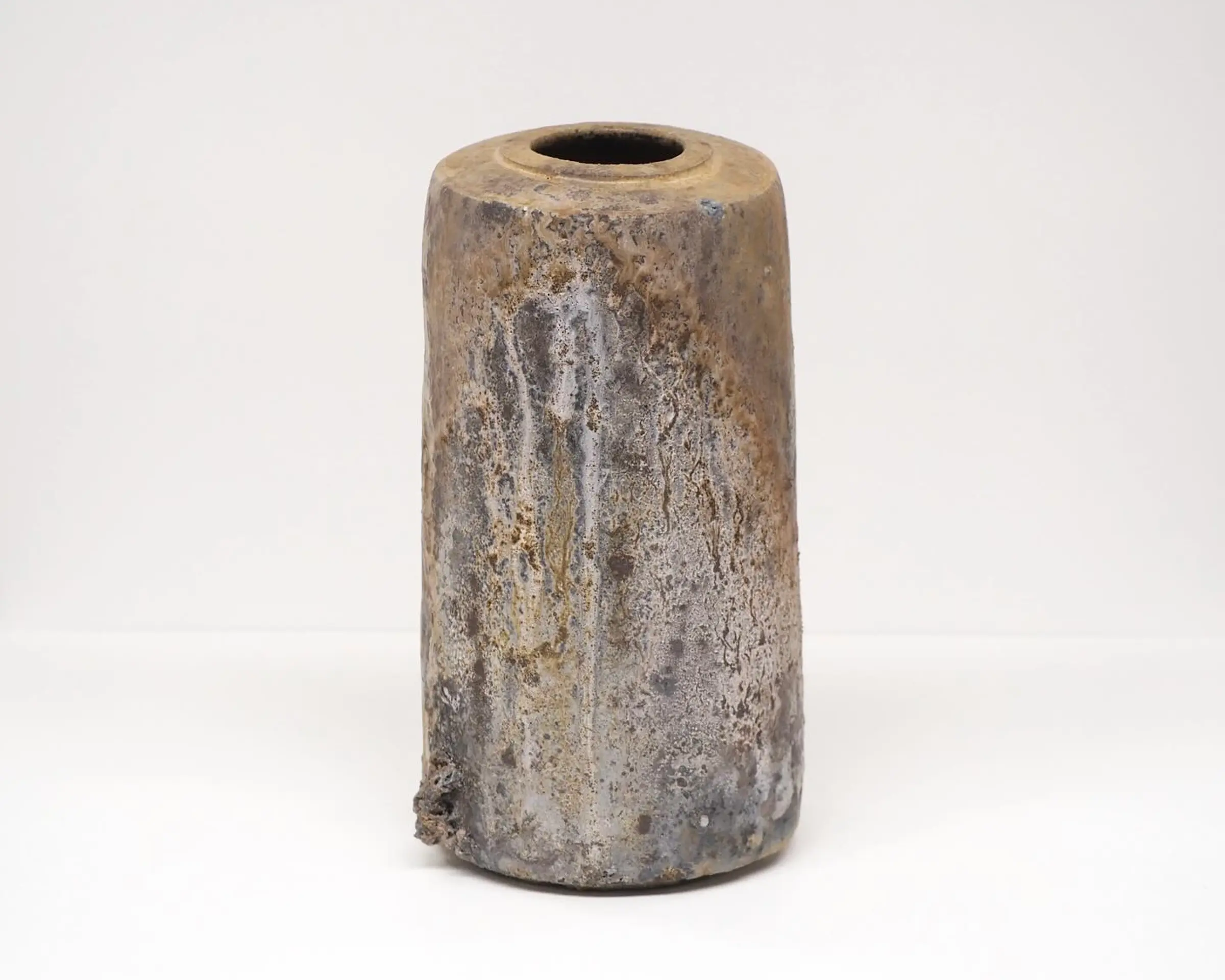 An anagram vase from Holly rose Morgan on a white plinth and background
