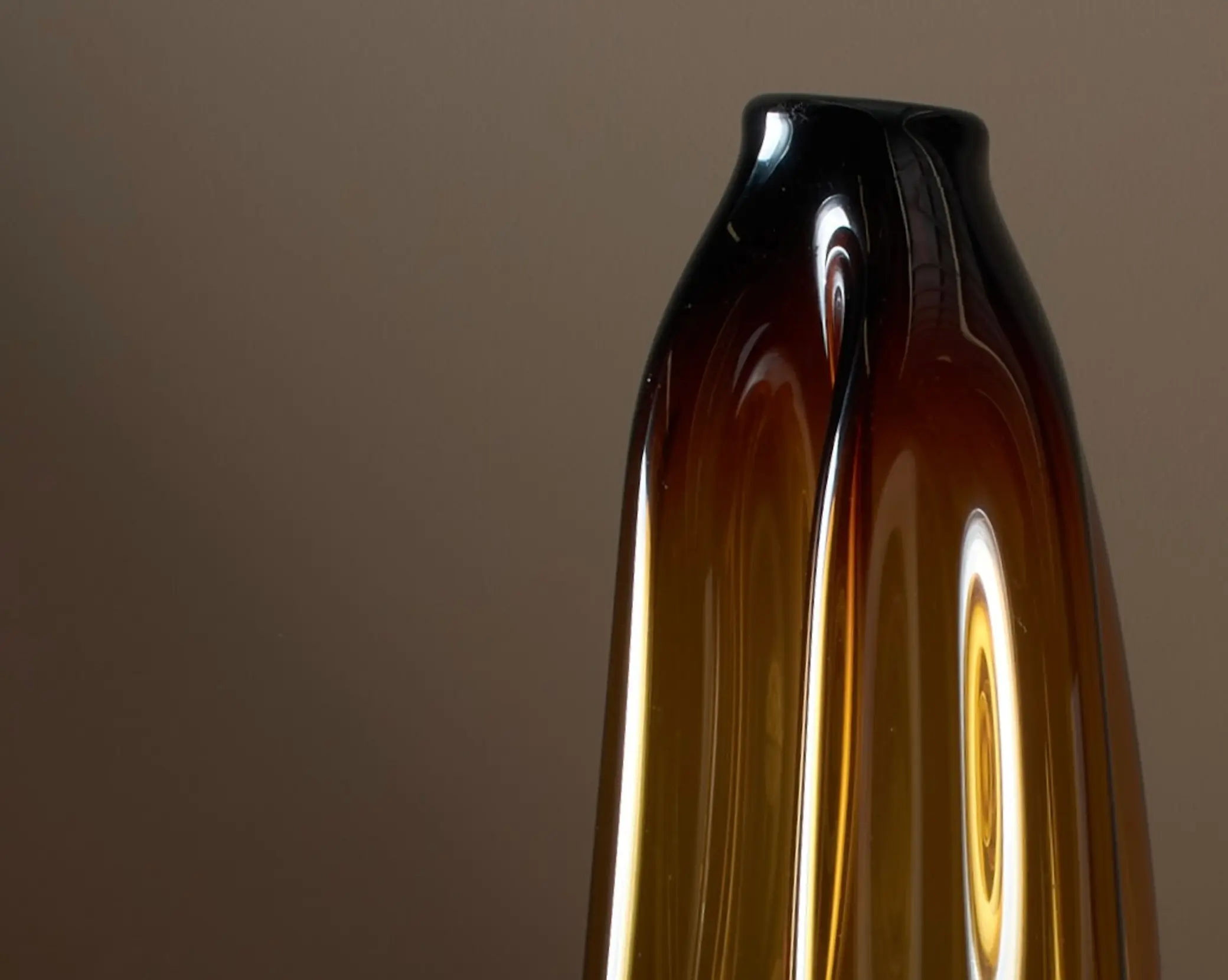 detail rim of glass vase