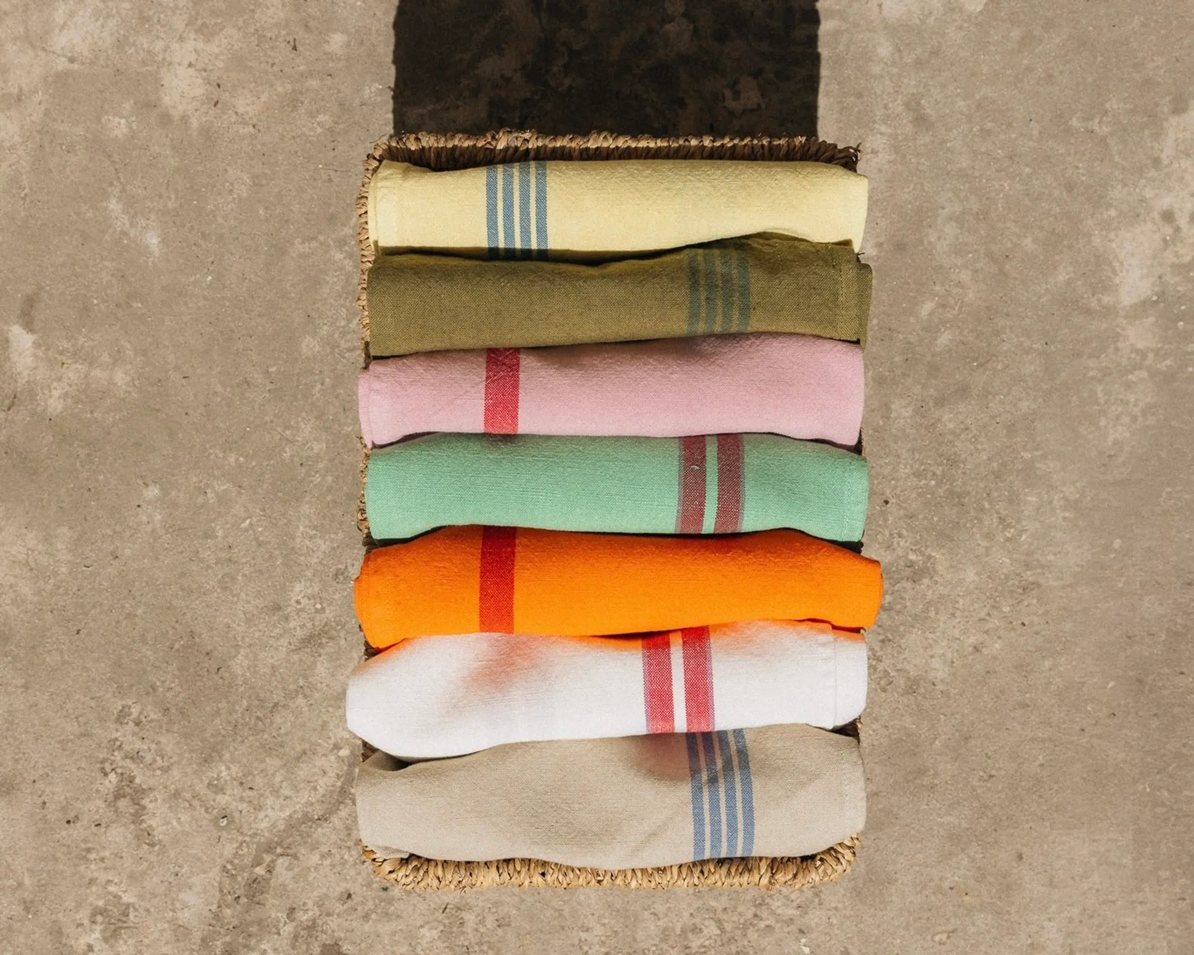 Maison Masarin woven linen and cotton tea towel in Grenade, pink and red, made in the Vosges, France.